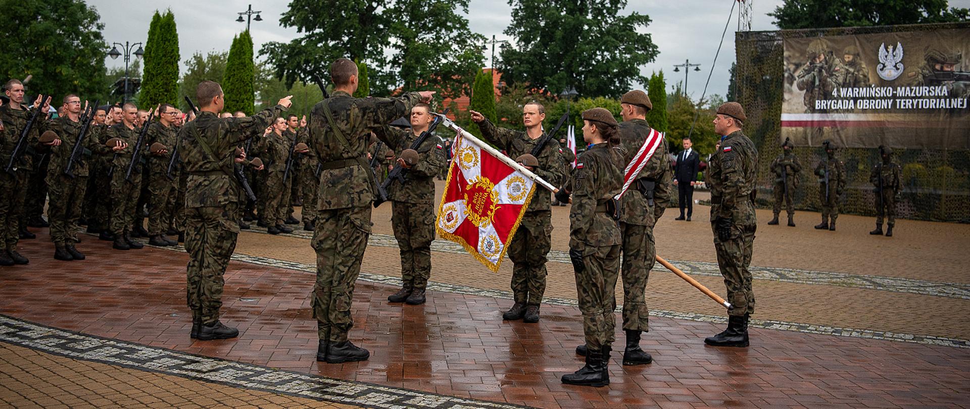 22 lipca 2023 r., na Placu Jana Pawła II w Ełku, odbyła się uroczysta przysięga żołnierzy 4 Warmińsko-Mazurskiej Brygady Obrony Terytorialnej, w której udział wziął Mariusz Błaszczak, minister obrony narodowej. Fot. Maciej Nędzyński/CO MON
