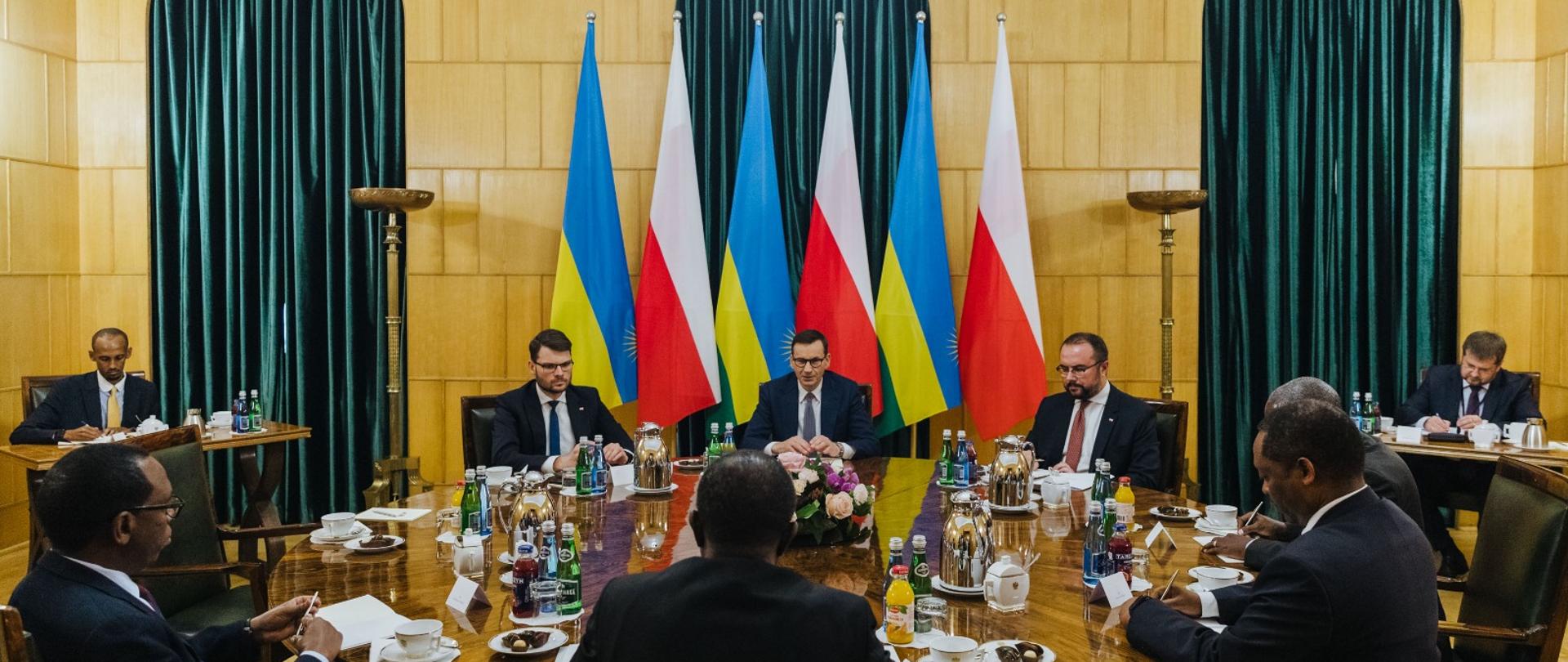 Premier Mateusz Morawiecki prowadzi dialog z Ministrem Spraw Zagranicznych i Współpracy Międzynarodowej Republiki Rwandy, Panem Vincentem Birutą.