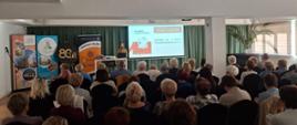 Zdjęcie przedstawia seniorów podczas prelekcji o bezpieczeństwie
