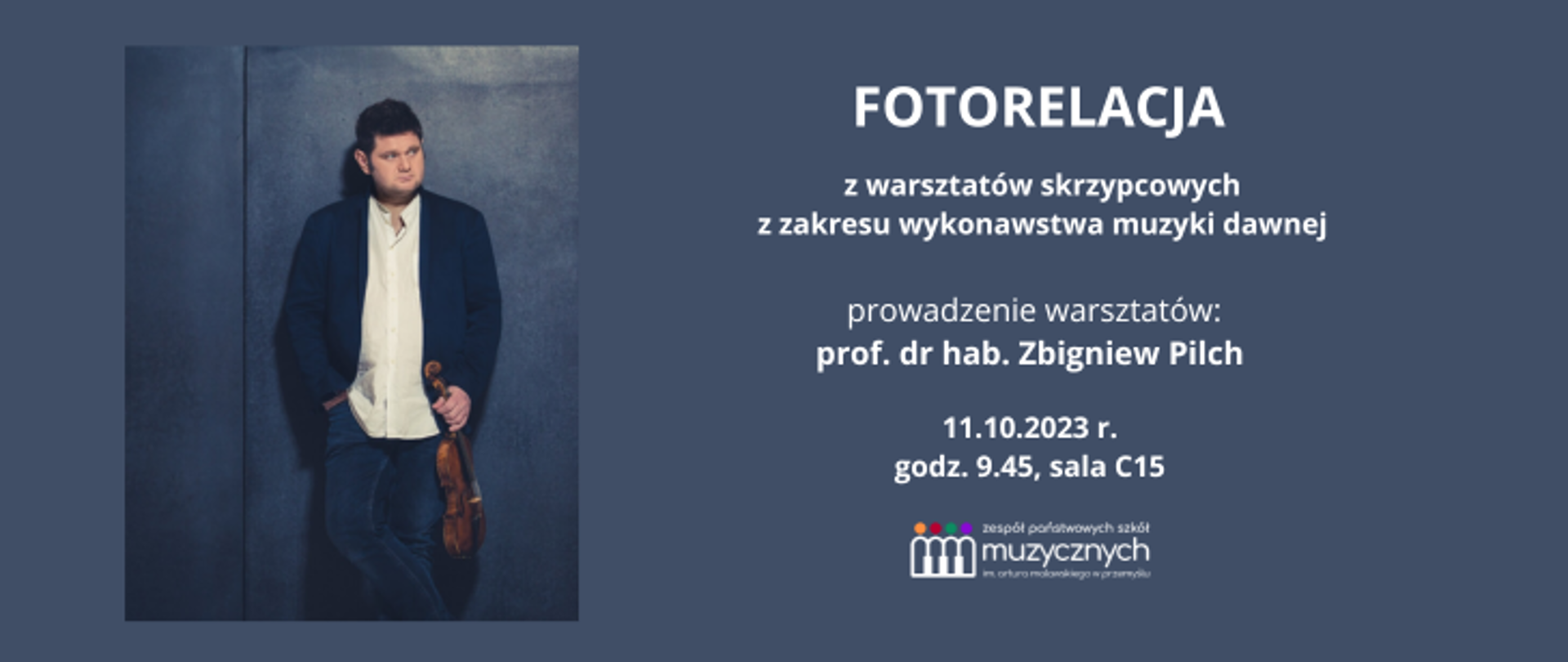 Na niebieskim tle po lewej stronie znajduje się zdjęcie Zbigniewa Pilcha, trzymającego skrzypce. Po prawej stronie znajduje się tekst: Fotorelacja z warsztatów skrzypcowych z zakresu muzyki dawnej. Prowadzenie warsztatów prof. dr hab. Zbigniew Pilch. 11.10.2023 r. godz. 9.45, sala C15. Na samym dole znajduje się logo szkoły.