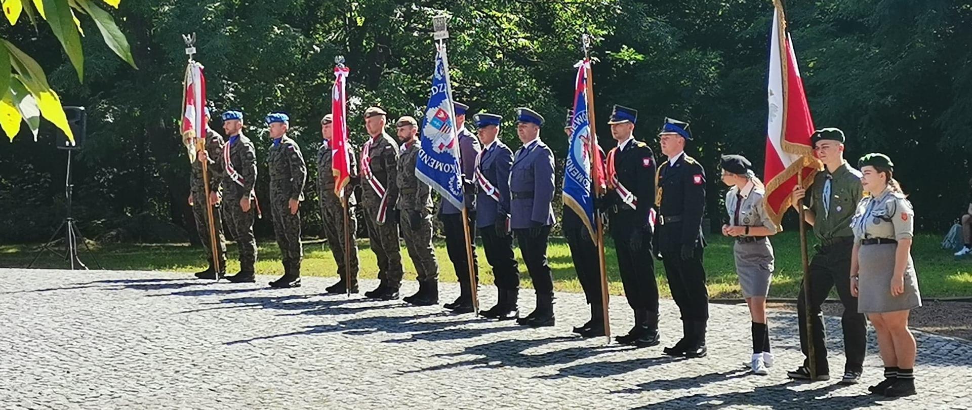 Zdjęcie przedstawia poczty sztandarowe wystawione przez służby na uroczystość. 