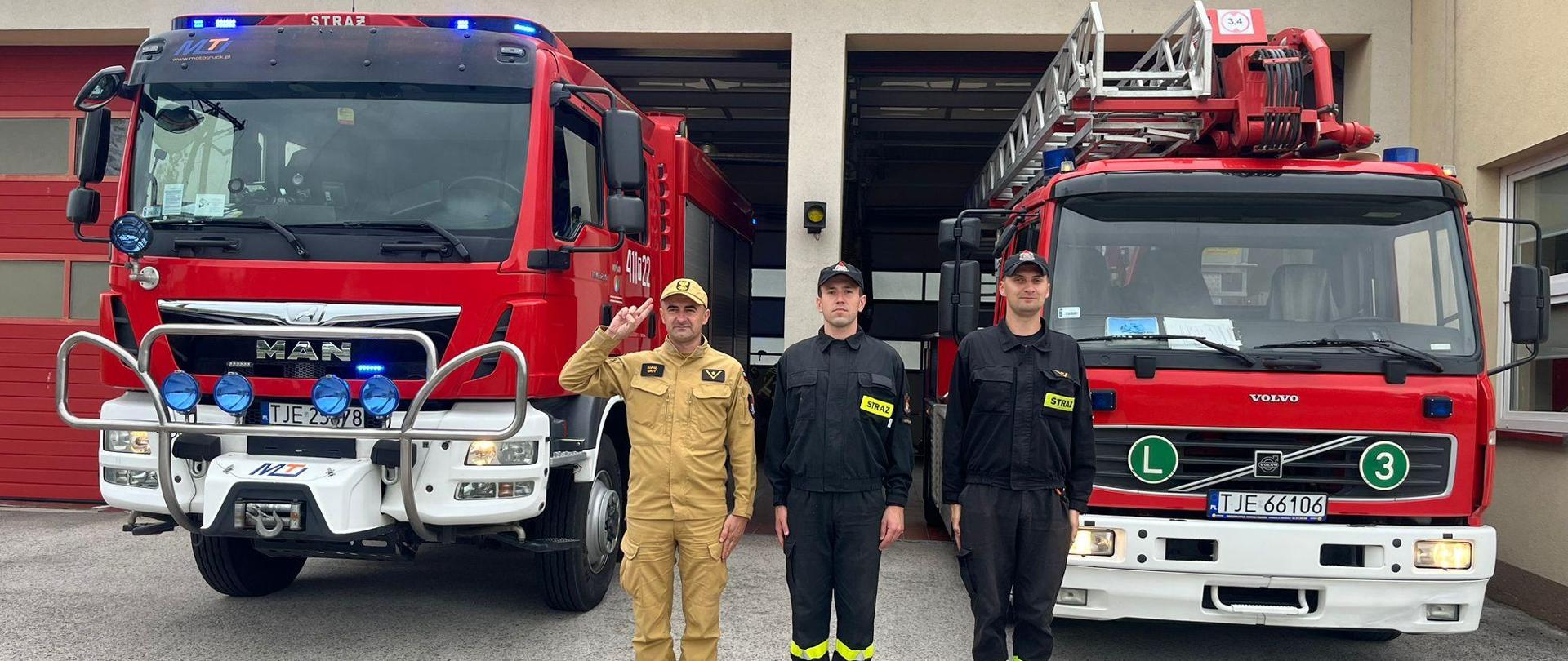 Strażacy podczas zbiórki przed remizą oddają hołd pamięci zmarłego żołnierza Wojska Polskiego.