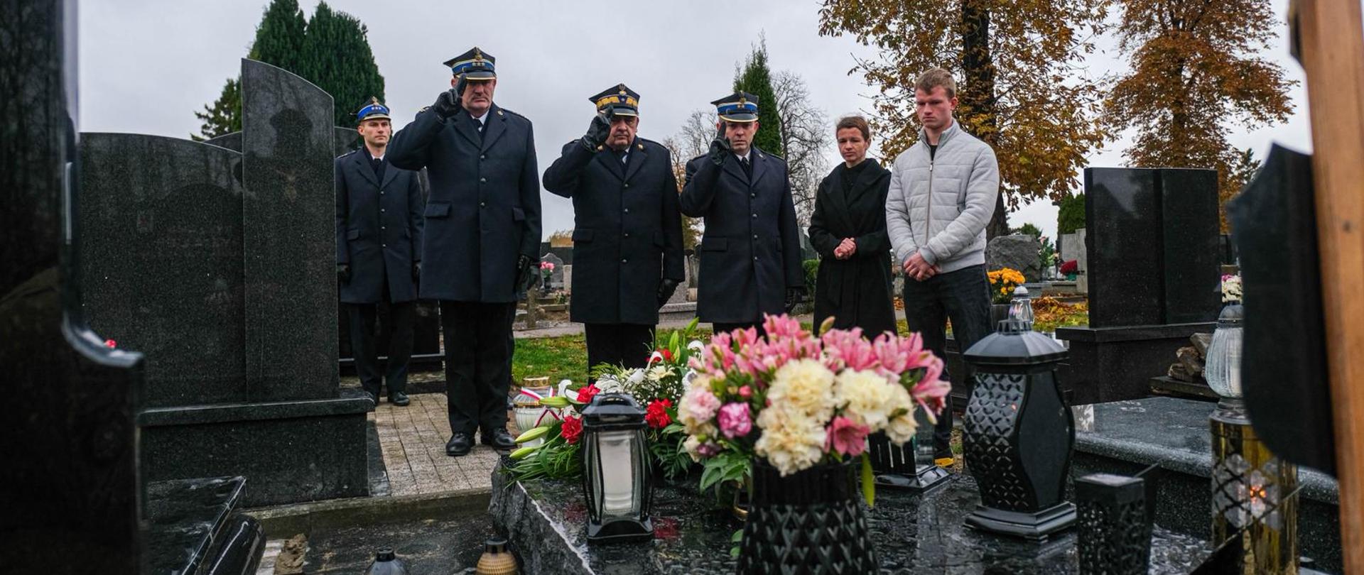 Uczczenie pamięci o śp. dh. Krystianie Dułaku na cmentarzu w Sierakowicach