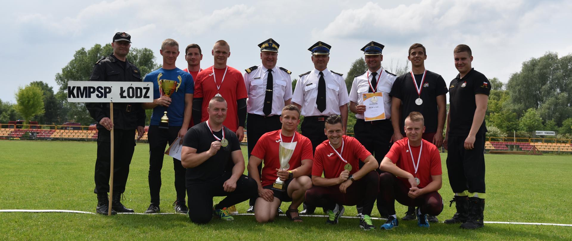 Reprezentacja strażaków KM PSP w Łodzi w Sporcie Pożarniczym z medalami i pucharami