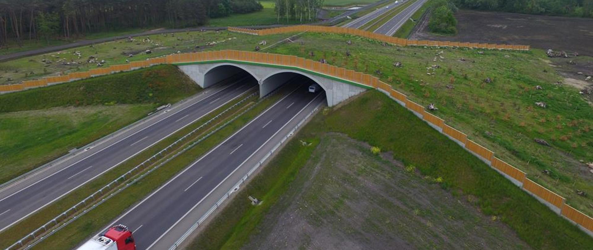 Na zdjęciu widoczne przejście dla zwierząt nad drogą ekspresową S5 .