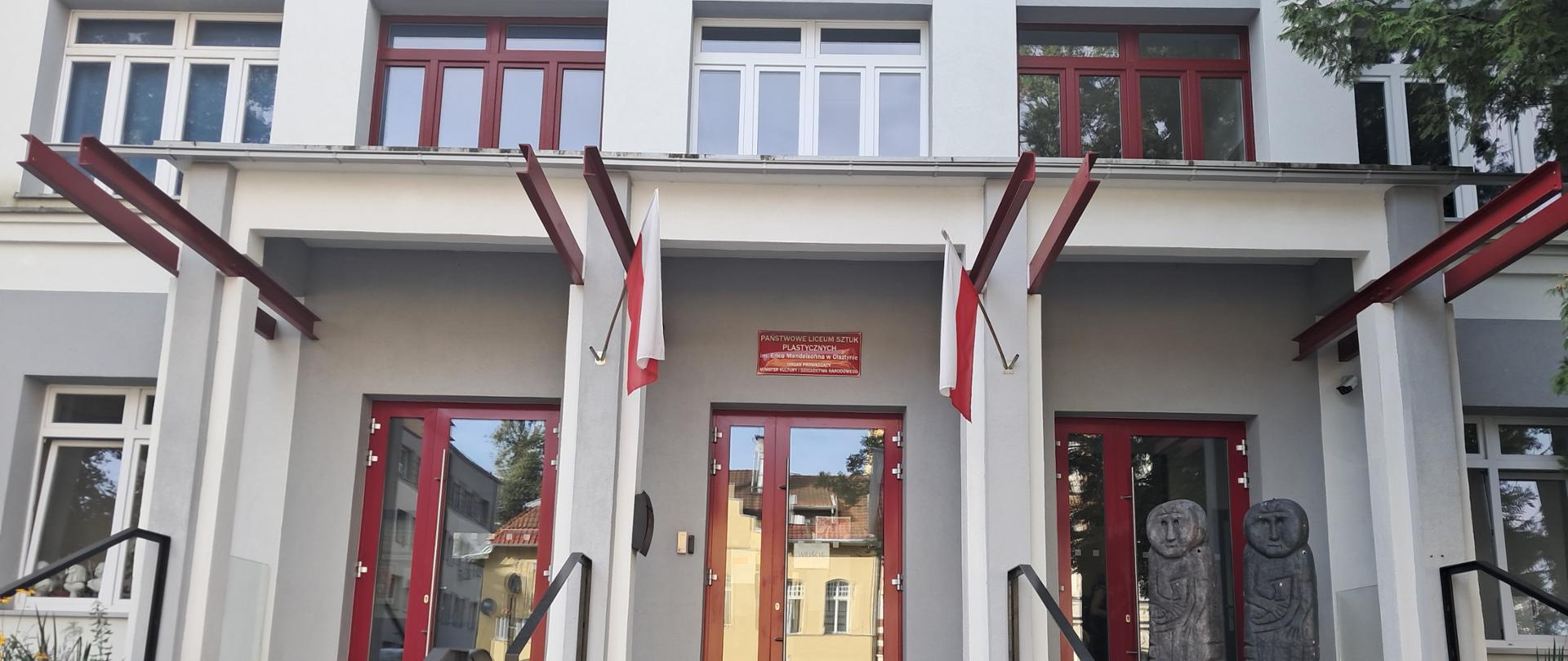 Wejście główne schody do Państwowego Liceum Sztuk Plastycznych im. Erica Mendelsohna w Olsztynie