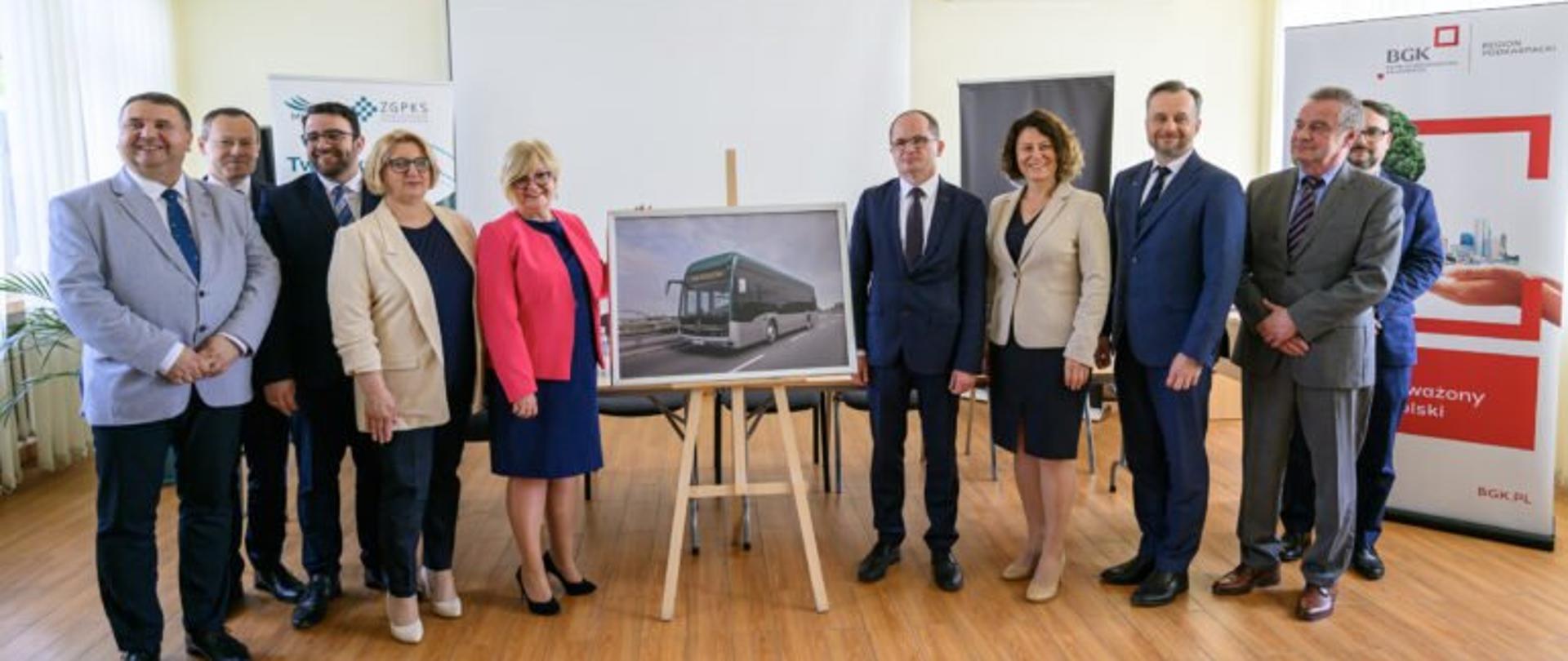 Zdjęcie przedstawia uczestników uroczystości podpisania umowy na zakup autobusów wodorowych