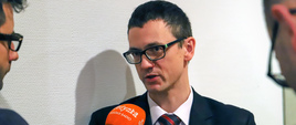Karol Okoński (wiceminister cyfryzacji) udziela wywiadu radiowego