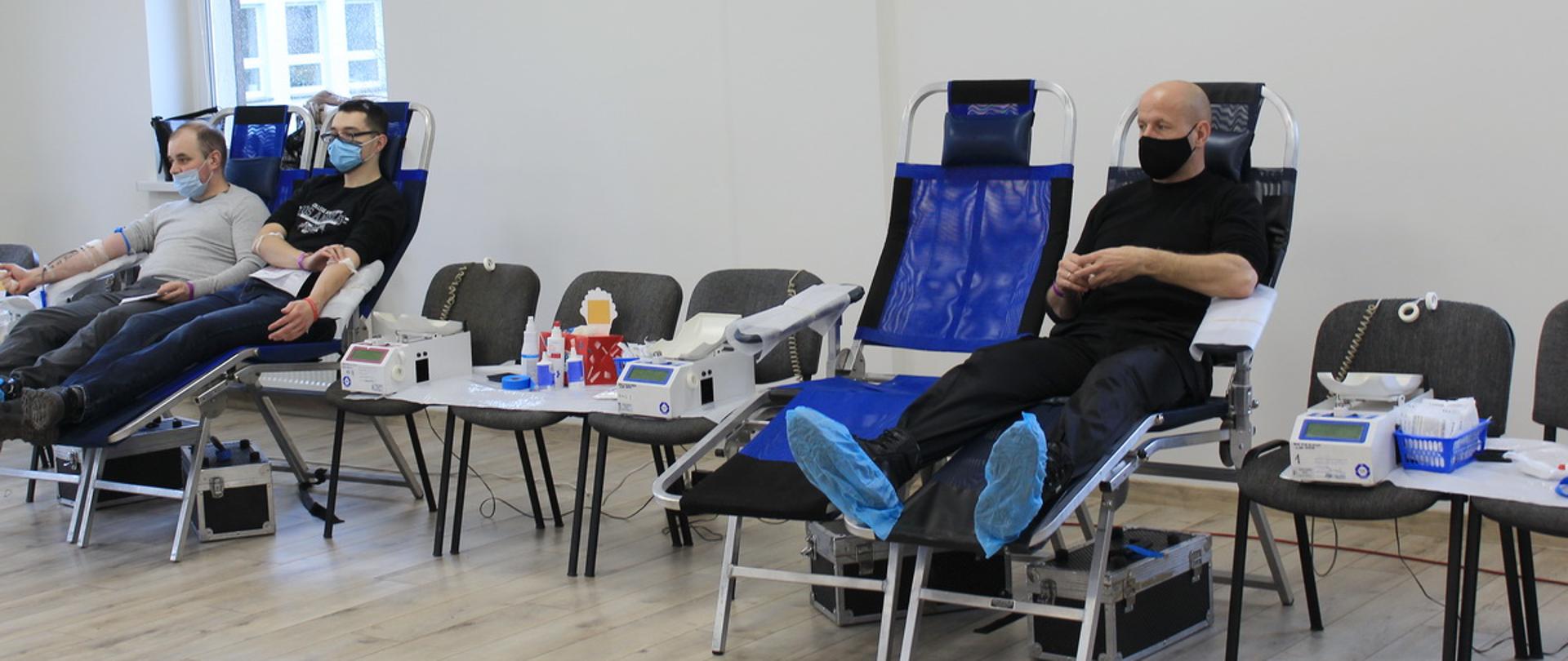 osoby oddające krew siedzą na fotelach w znacznej odległości
