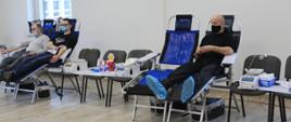 osoby oddające krew siedzą na fotelach w znacznej odległości