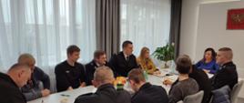 Uczestnicy zebrani przy wspólnym stole w gabinecie burmistrza 