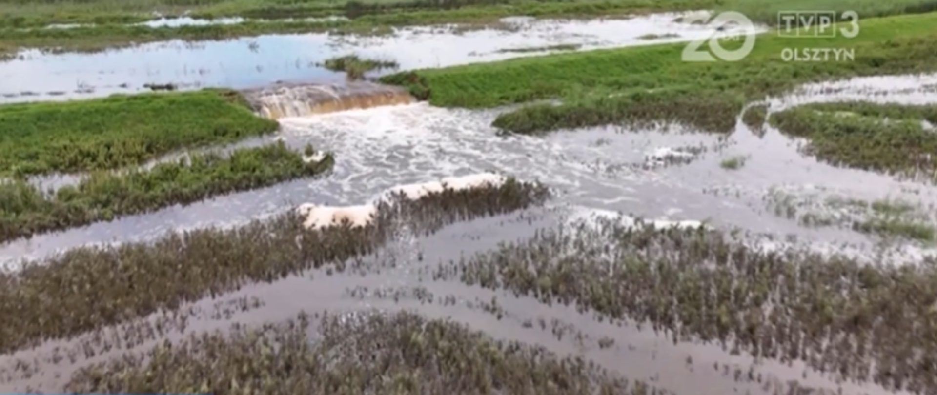 Widok z lotu ptaka na pola zalane wodą