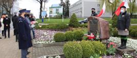 Zdjęcie przedstawia uroczyste złożenie kwiatów pod pomnikiem Władysława Sebyły w Kłobucku przez przedstawicieli służb mundurowych powiatu kłobuckiego.