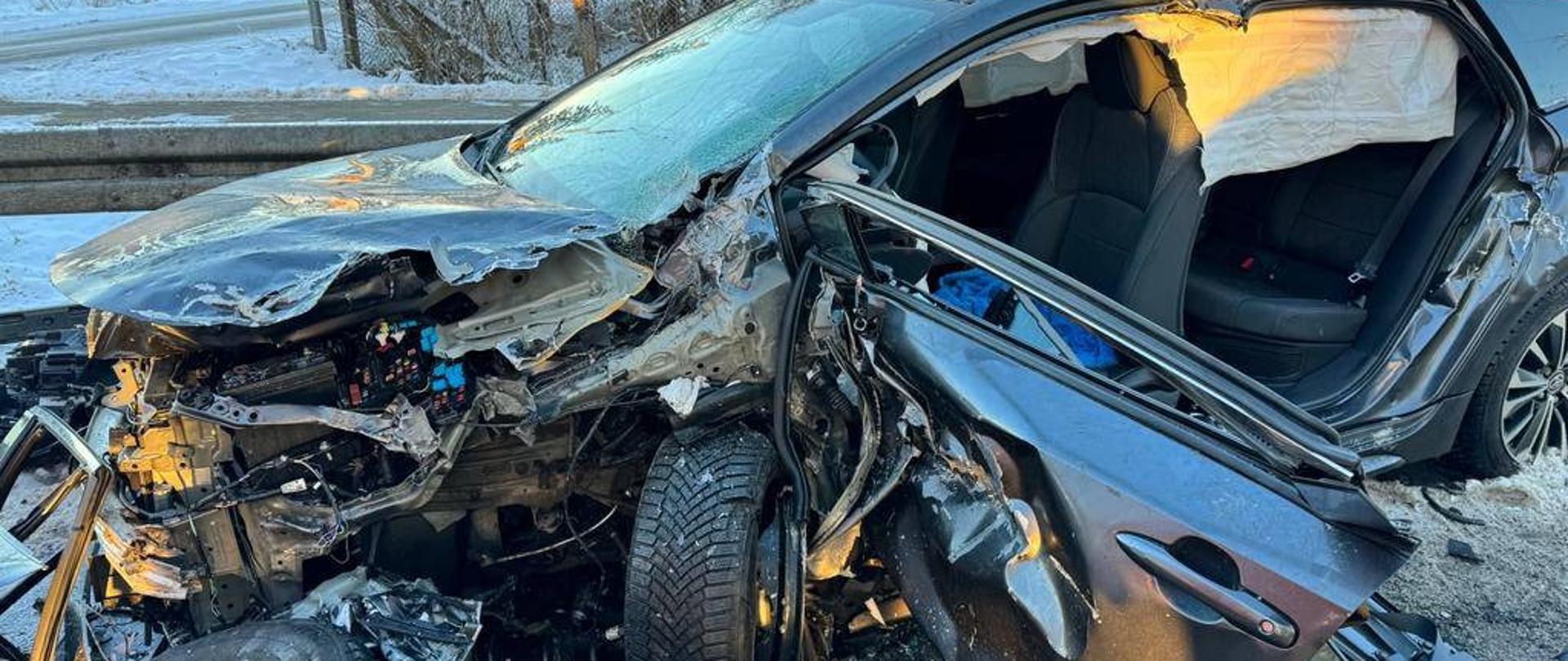 Zdjęcie przedstawia auto po Zderzeniu czołowym w Darżynie