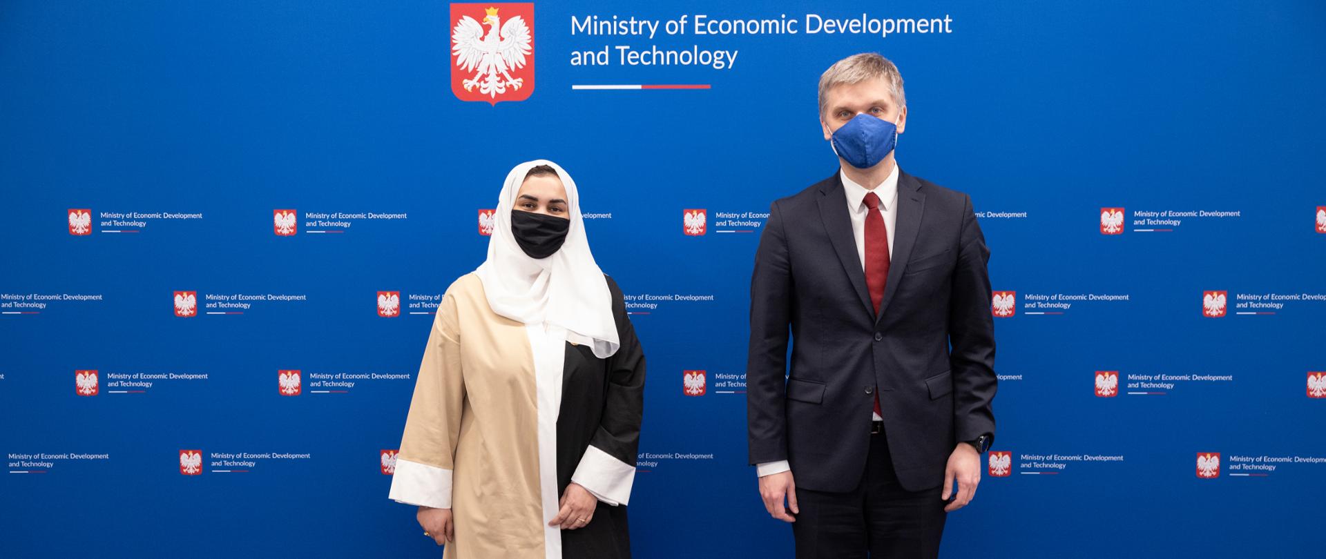 Ambasador Eman Ahmed Al-Salami i Piotr Nowak pozują na ściance z logo MRiT