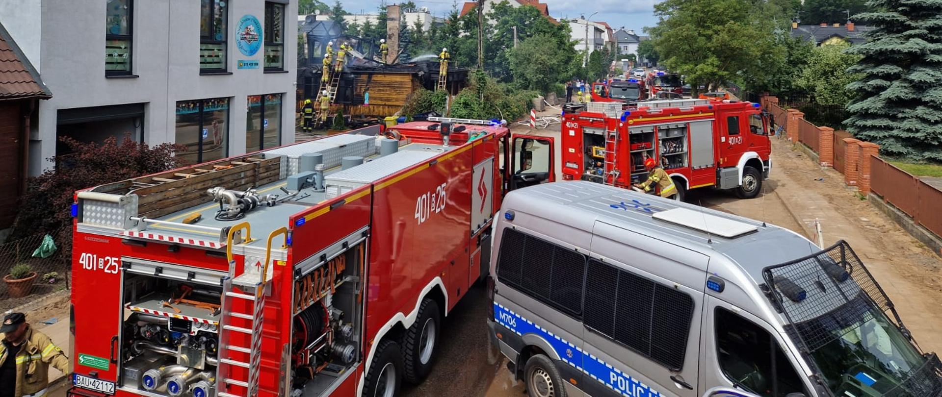 na zdjęciu widać samochody strażackie i strażaków gaszących pożar
