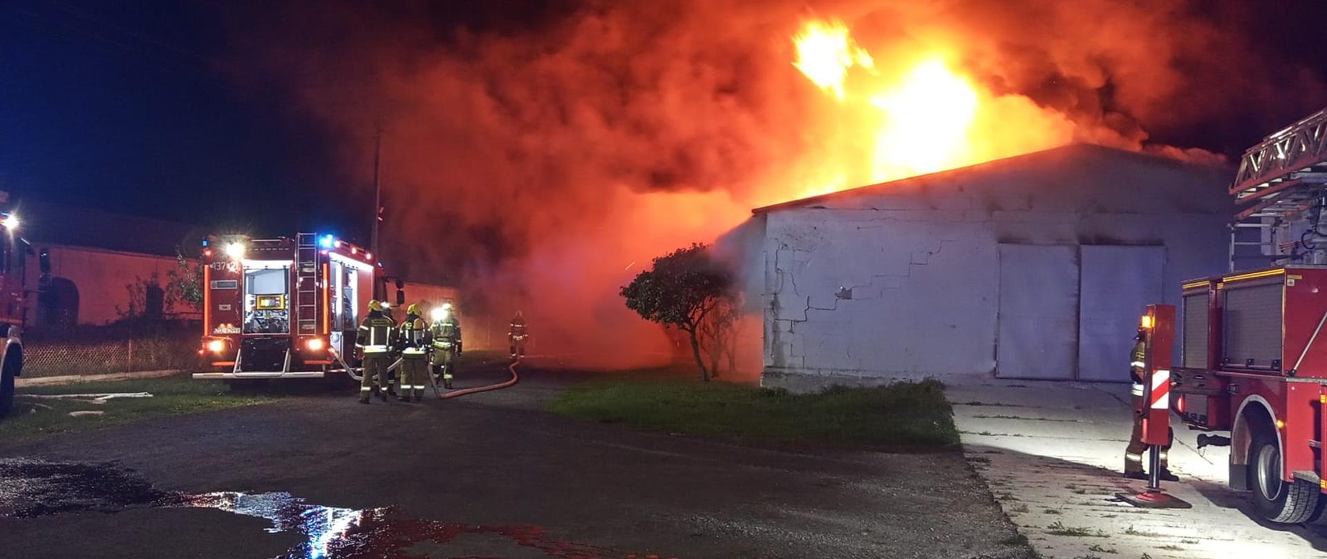 Palący się dach budynku kurnika