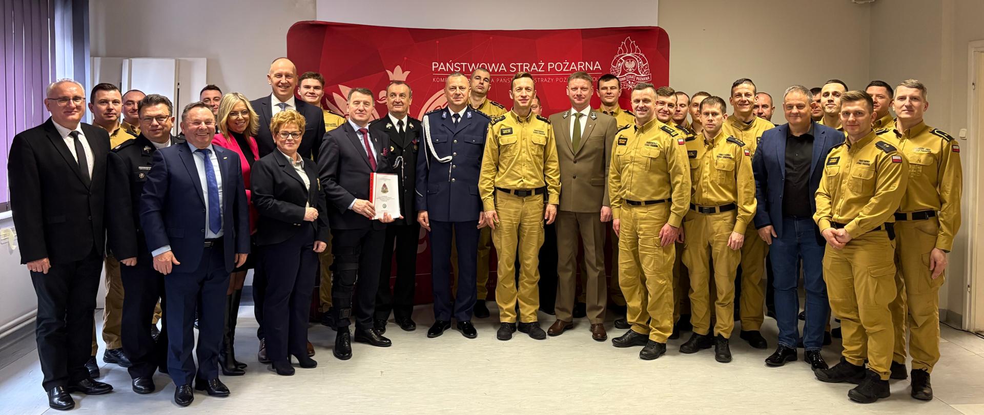 Zdjęcie przedstawia zaproszonych gości oraz funkcjonariuszy KP PSP w Kole podczas odprawy rocznej