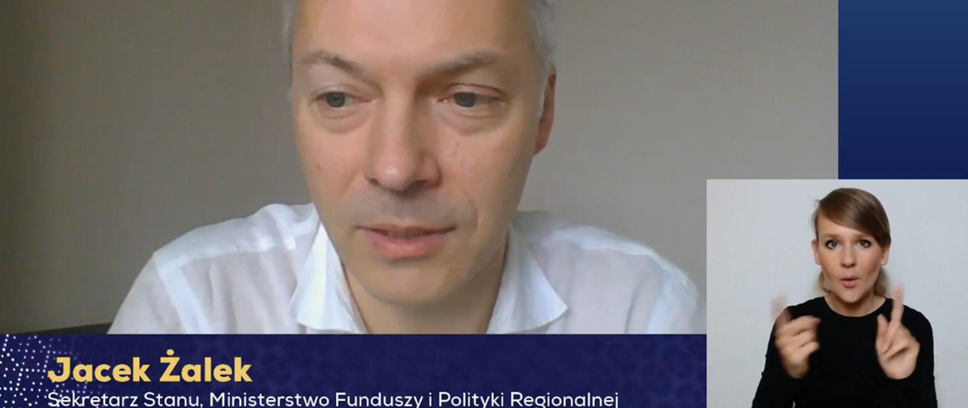 Na screenie wiceminister Jacek Żalek. Obok zdjęcie tłumaczki migowej.