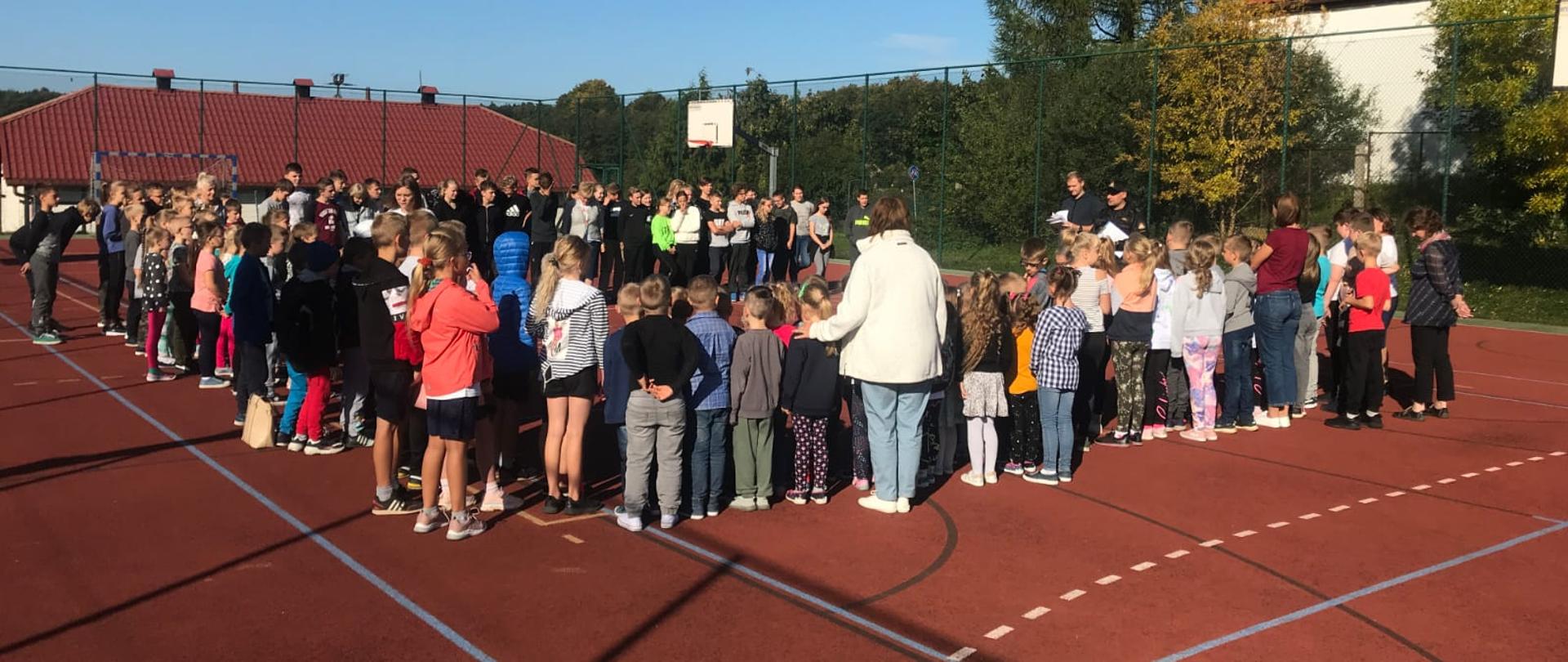 Zbiórka uczniów w miejscu bezpiecznym na boisku