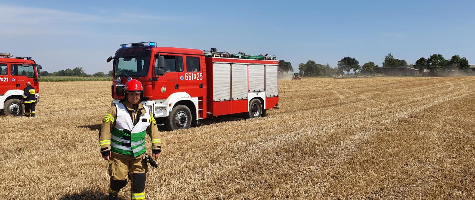Na zdjęciu komendant powiatowy dowodzący akcją