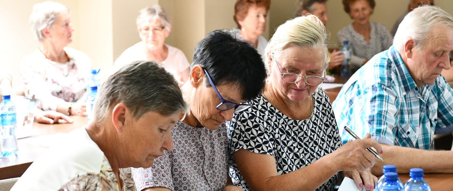 Edukacyjne spotkanie dla seniorów w Smykowie w ramach kampanii „Bezpieczny Senior – Świadomy Senior”