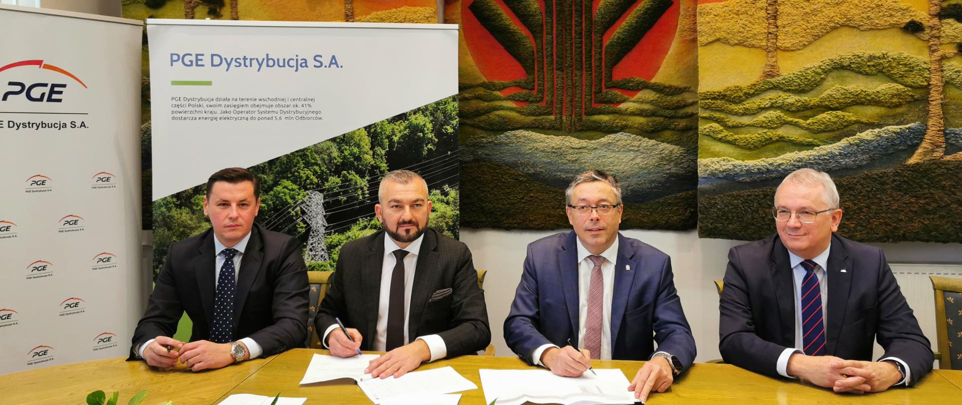 Artur Michalski, wiceprezes NFOŚiGW podpisuje umowę z przedstawicielami spółki PGE. Umowa dotyczy budowy trzech magazynów energii. Kwota dofinansowania wynosi ponad 43 mln złotych