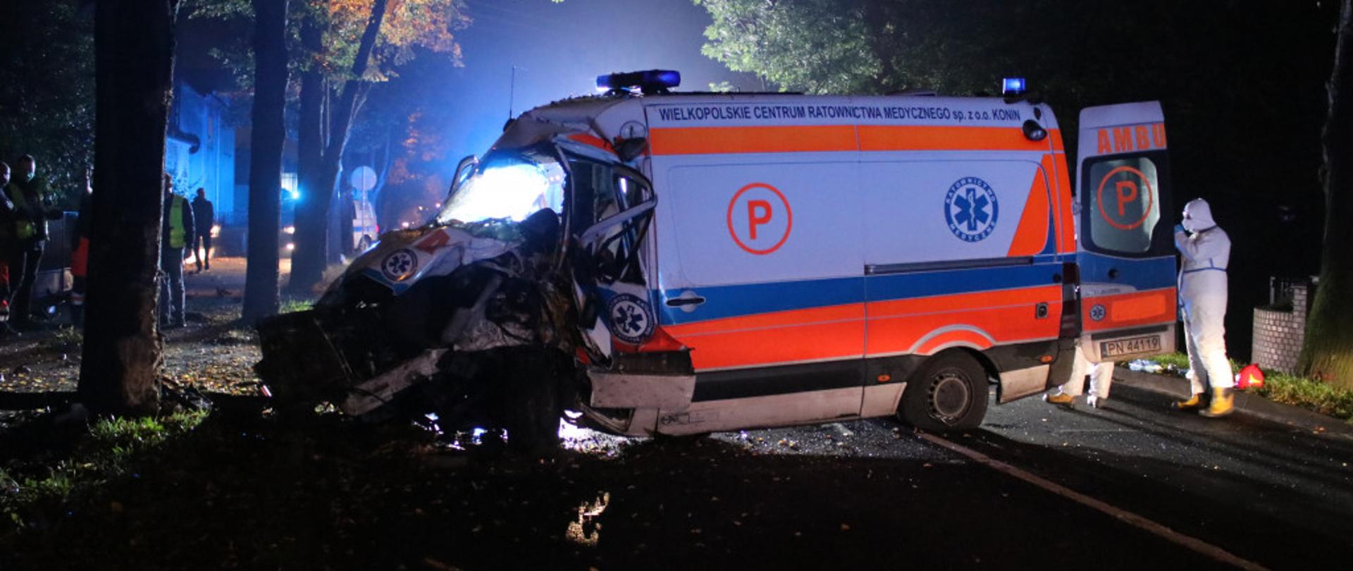 Na zdjęciu znajduje się karetka pogotowia, która uległa uszkodzeniu podczas wypadku drogowego w Gostyniu. 