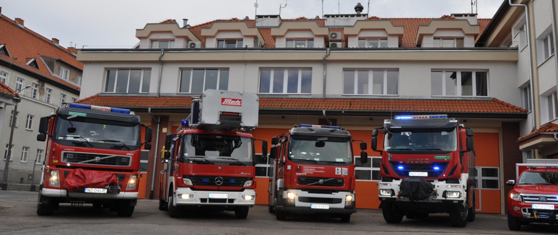 Zdjęcie przedstawia samochody ratowniczo - gaśnicze z Komendy Miejskiej PSP w Olsztynie