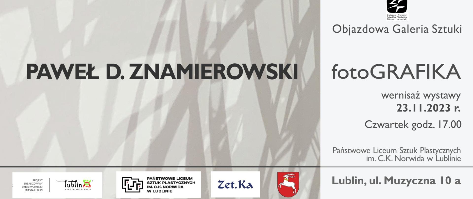 Plakat informujący o wystawie. Napis - czarne litery: "Paweł D. Znamierowski" na jasnoszarym tle na którym są nieregularne ślady ciemniejsze, szare, podobne do pociągnięć pędzlem. Na plakacie informacje o wystawie, takie jak w opisie obok.