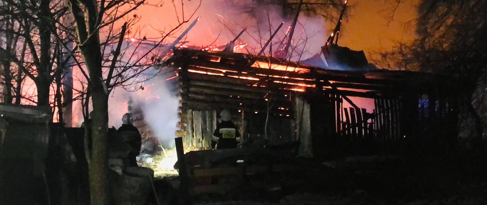 Pożar niezamieszkałego budynku - Groń, ul. Budzów Wierch.