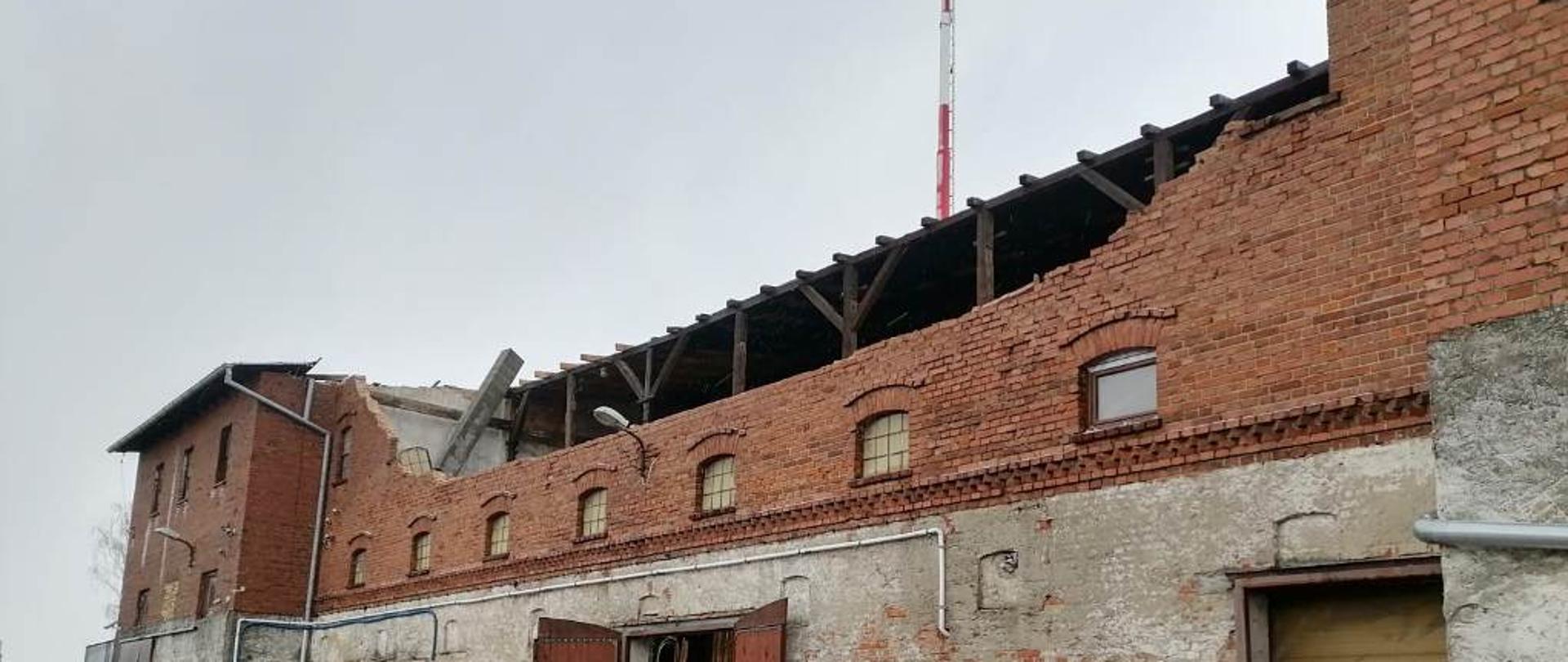 Uszkodzony budynek przez silny wiatr
