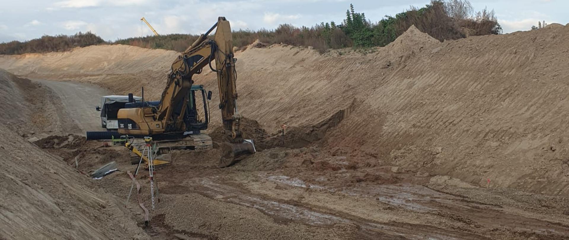 Na zdjęciu widać koparkę na placu budowy obwodnicy Opatowa