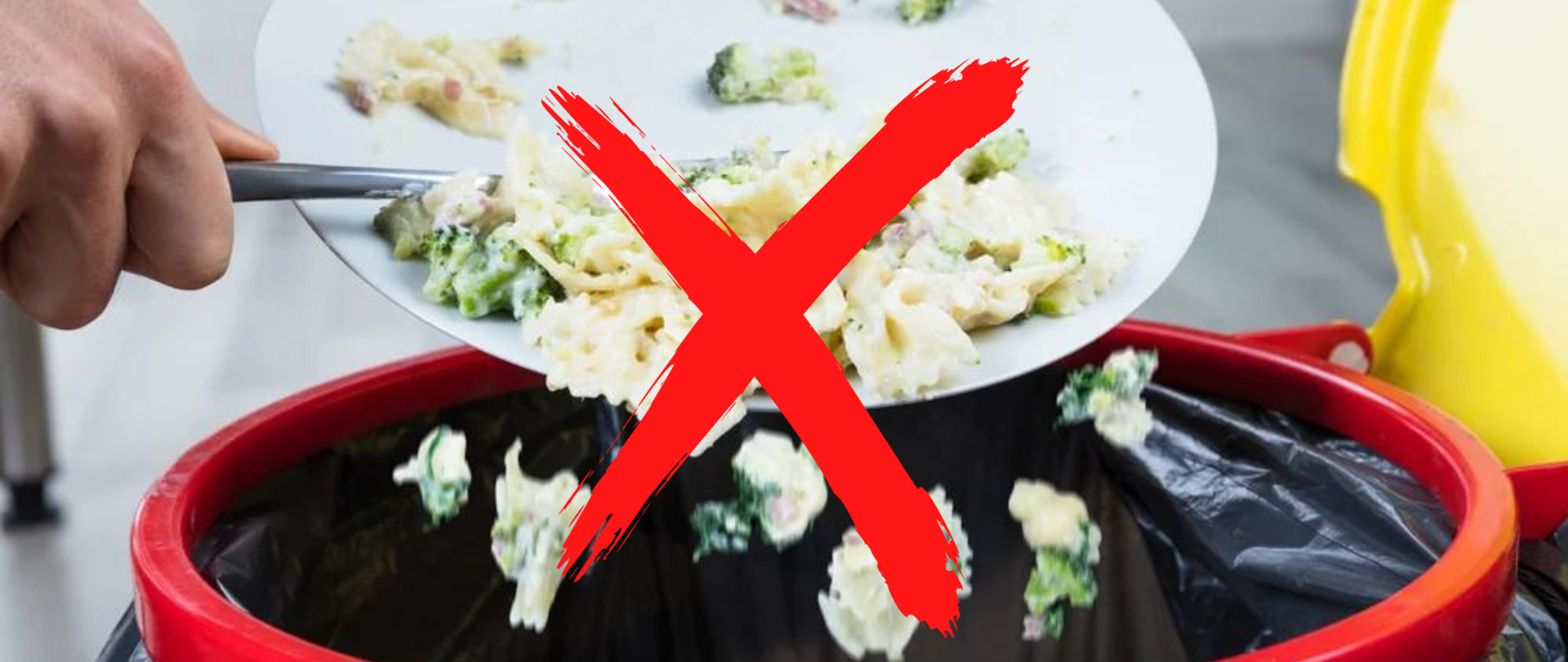 Przekreślone zdjęcie, na którym jest dłoń podczas wyrzucania resztek jedzenia do kosza