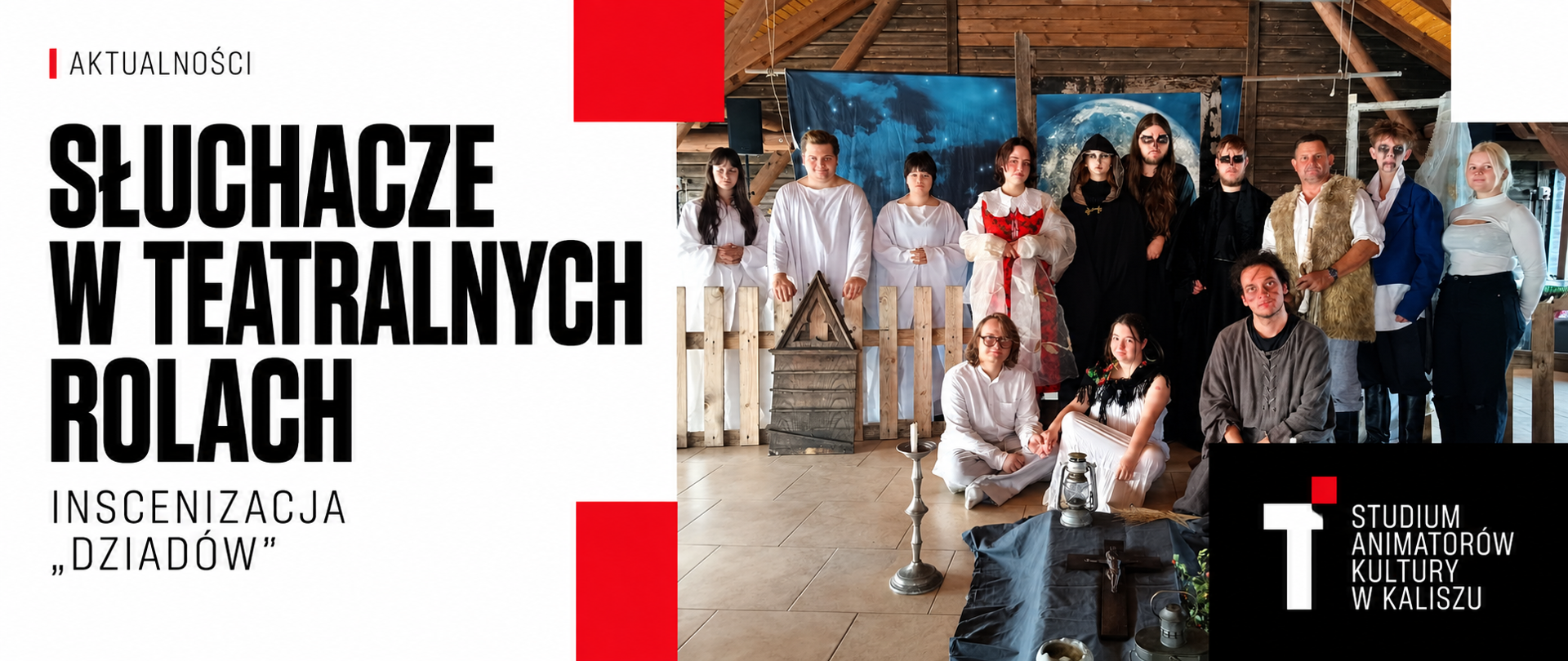 Grafika przedstawiająca słuchaczy Studium Animatorów Kultury w Kaliszu w kostiumach teatralnych podczas inscenizacji „Dziadów”. Grupa pozuje na tle scenografii z motywem nocnego nieba i księżyca oraz teatralnych rekwizytów.