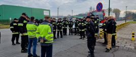 Strażacy Państwowej Straży Pożarnej zapoznają się z charakterystyką zakładu Steico prezentowaną przez przedstawicieli firmy.