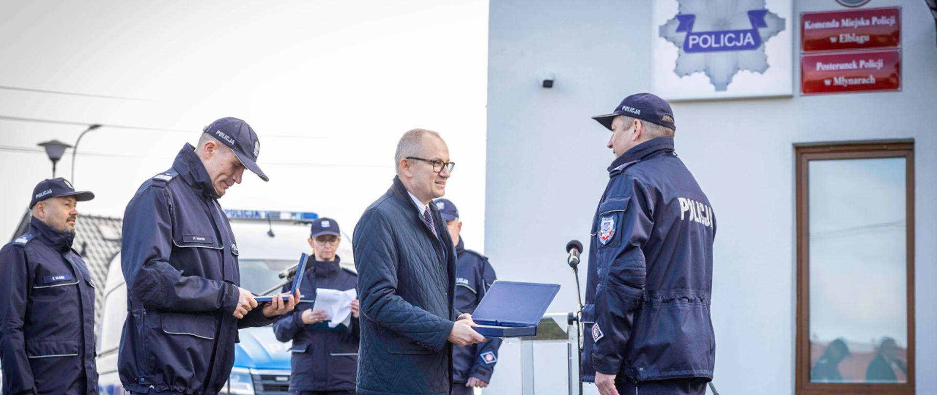 Wręczenie pamiątkowej tabliczki 