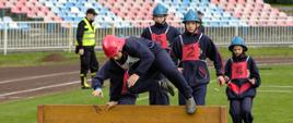 Na zdjęciu strażacy podczas zmagań w zawodach sportowo-pożarniczych
