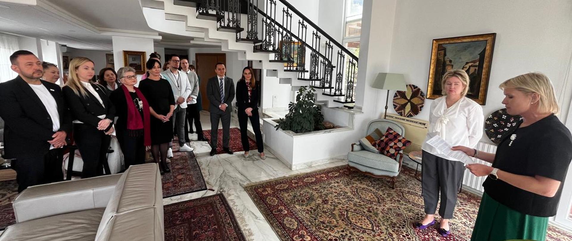 Uczestnicy uroczystości w Ambasadzie RP w Bejrucie w dn. 5 maja br. Od prawej Konsul RP w Bejrucie, Aneta Ananicz w trakcie okolicznościowego przemówienia oraz Ambasador RP w Bejrucie Aleksandra Bukowska-McCabe.