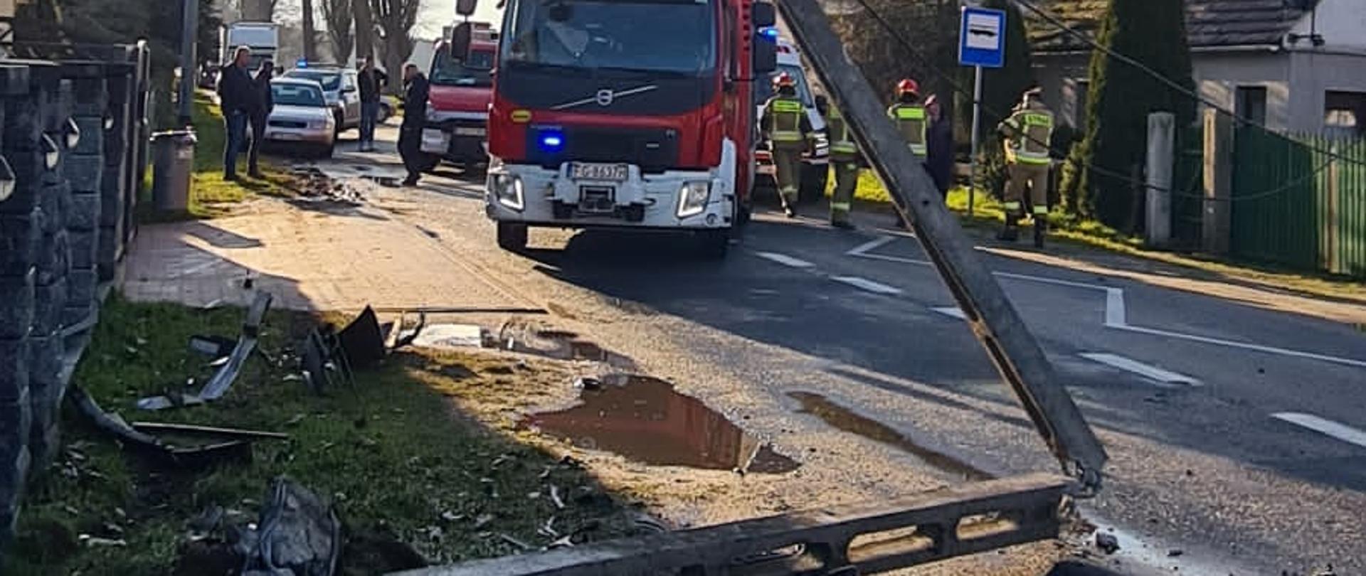Złamany słup energetyczny w wyniku uderzenia samochodu osobowego w miejscowości Górzyn