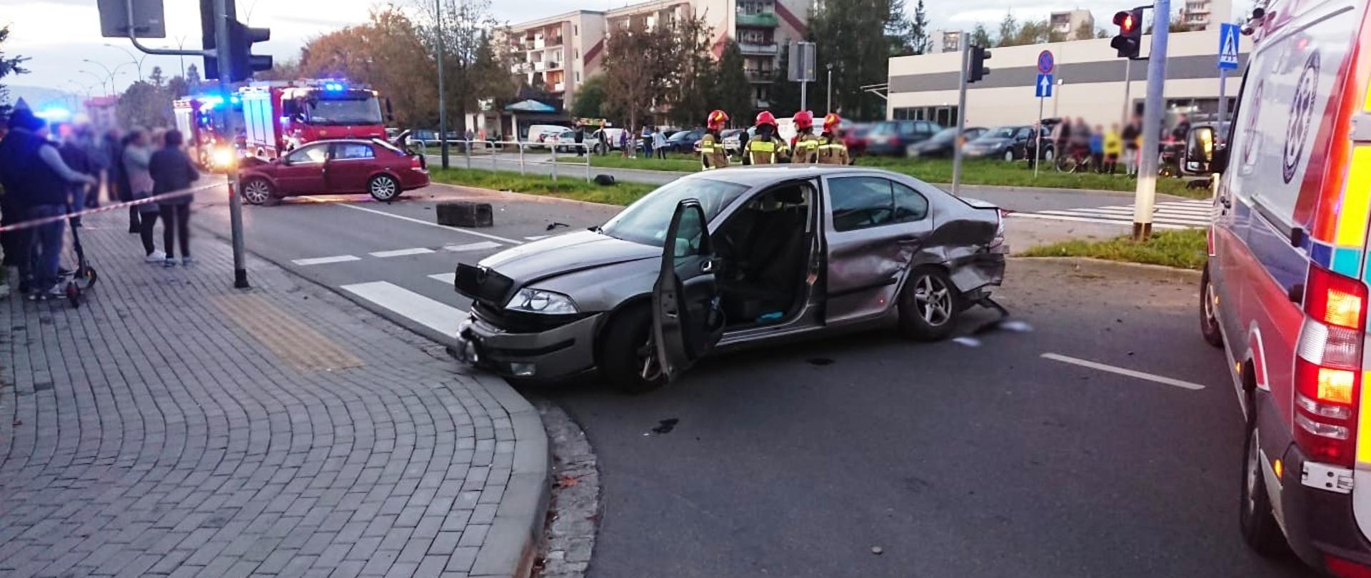 Samochody uczestniczące w zdarzeniu na drodze.
