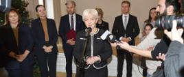 Wojewoda łódzki Dorota Ryl podczas przemówienia na świątecznym spotkaniu w Urzędzie Miasta Łodzi 