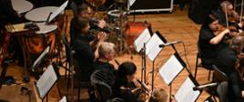 Zdjęcie z góry zza sceny przedstawiające muzyków orkiestry Polska Filharmonia Sinfonia Baltica