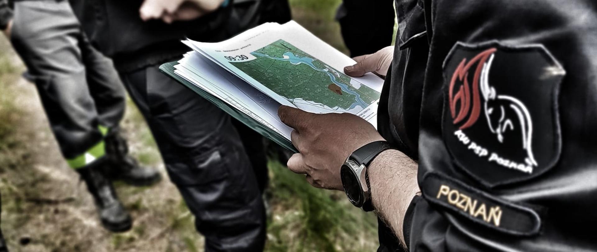 mapa lasu w ręku strażaka