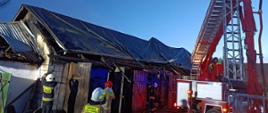 Strażacy zabezpieczają konstrukcję dachu