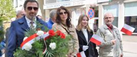 Na zdjęciu reprezentacja PLSP z wiązanką biało-czerwonych kwiatów i chorągiewkami uroczystości miejskiej Święta Konstytucji 3 Maja 