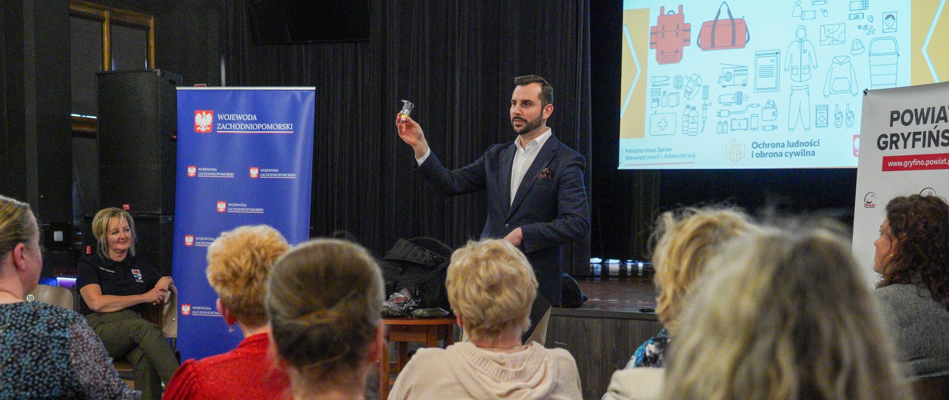 wicewojewoda rozmawia z mieszkańcami Chojny