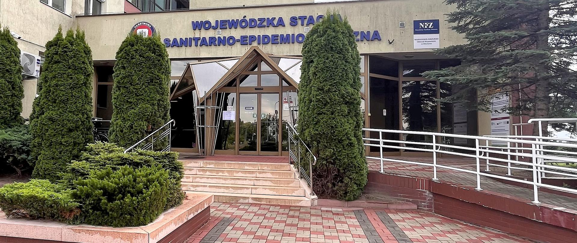 Zamknięte wejście do budynku Wojewódzkiej Stacji Sanitarno-Epidemiologicznej w Olsztynie przy ul. Żołnierskiej 16 