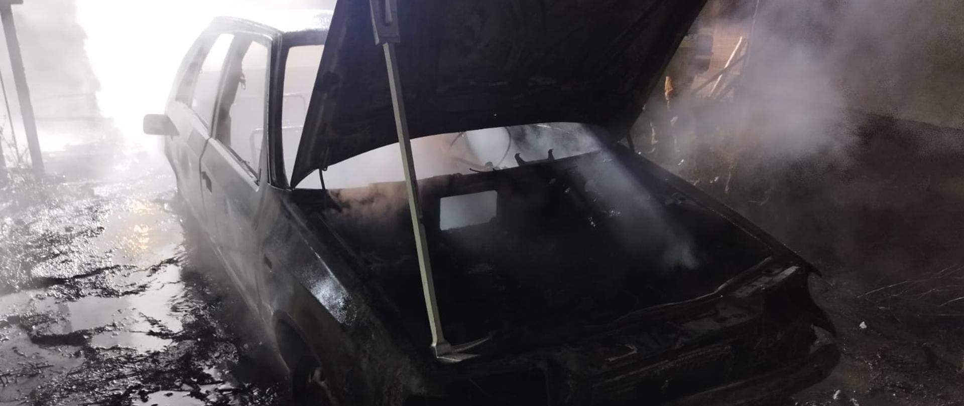 Spalony wrak samochodu osobowego 