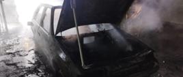 Spalony wrak samochodu osobowego 